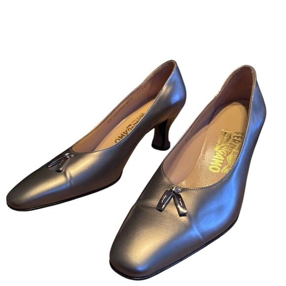 Salvatore Ferragamo Shoes - Vintage Salvatore Ferragamo Made in Italy pumps 2in heel 7.5A